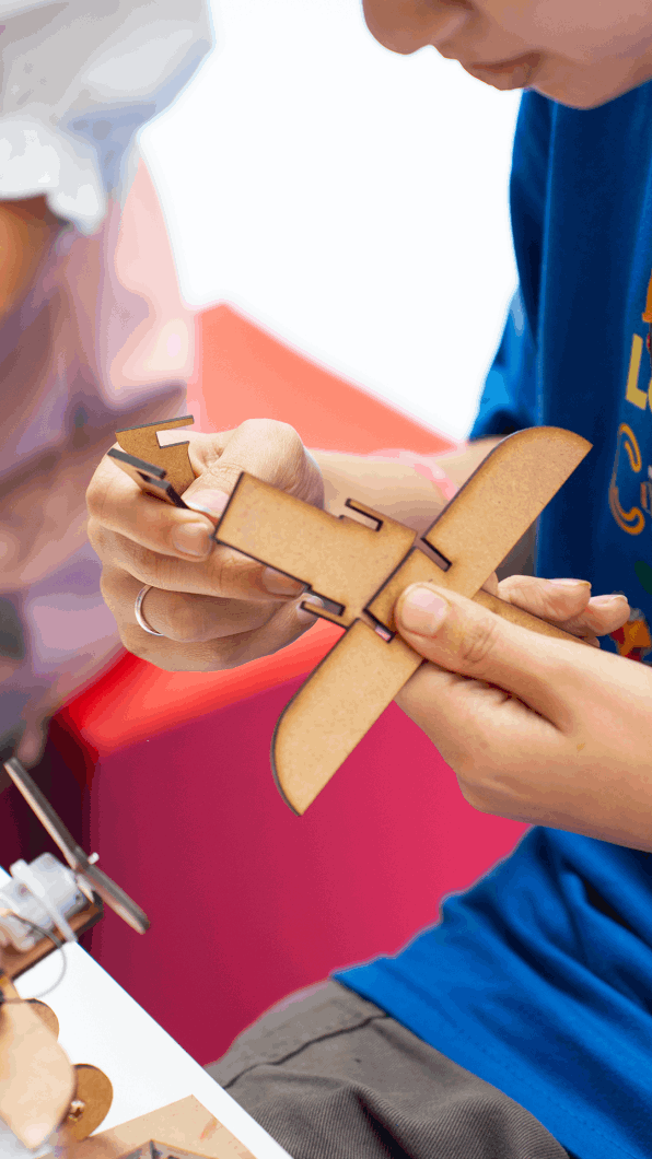 Nossas oficinas, com duas horas de duração, são conduzidas por monitores experientes em um ambiente totalmente seguro e divertido. E, para deixar o clima do evento ainda mais mágico, contamos com a participação especial de Paulo Netho, contador de histórias e escritor, responsável por fazer a garotada embarcar em aventuras fantásticas durante as oficinas de criação.