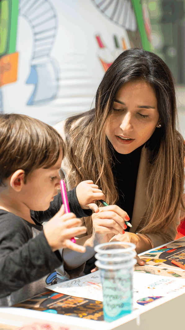 Nossas oficinas, com duas horas de duração, são conduzidas por monitores experientes em um ambiente totalmente seguro e divertido. E, para deixar o clima do evento ainda mais mágico, contamos com a participação especial de Paulo Netho, contador de histórias e escritor, responsável por fazer a garotada embarcar em aventuras fantásticas durante as oficinas de criação.