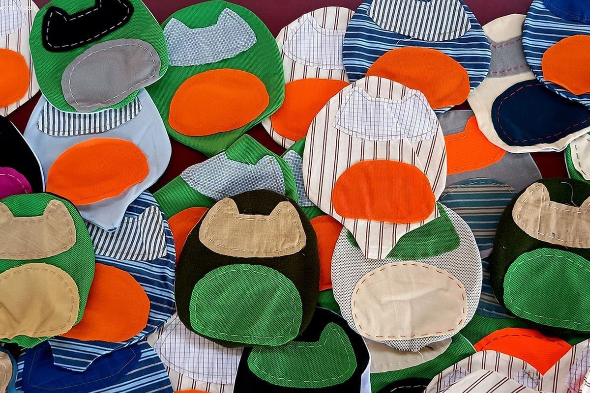 Alunos da Escola Municipal Tereza Paulino da Costa com brinquedos reciclados