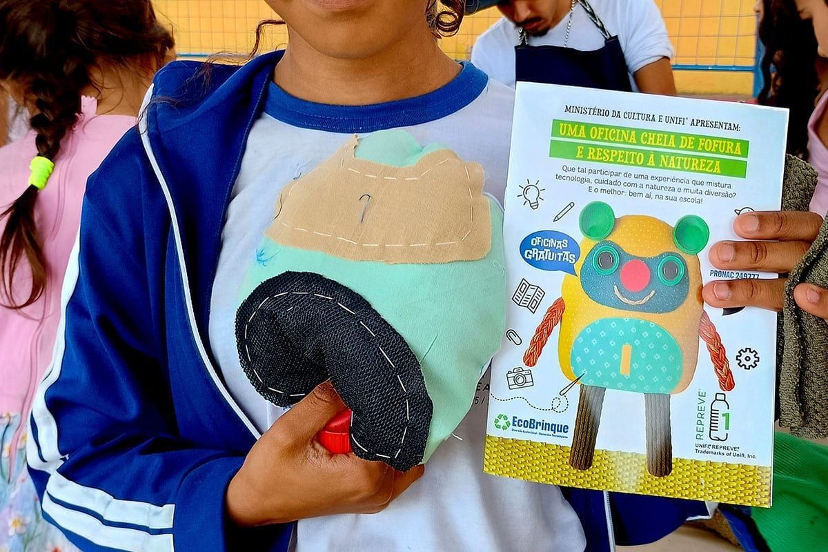 Boneco squeezy feito com retalhos de tecido e tampinhas recicladas