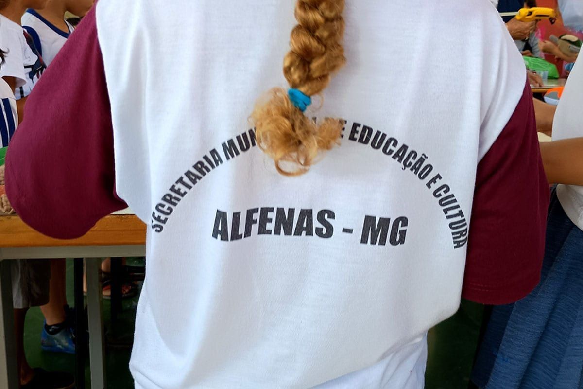 Professores e monitores apoiando crianças na oficina EcoBrinque
