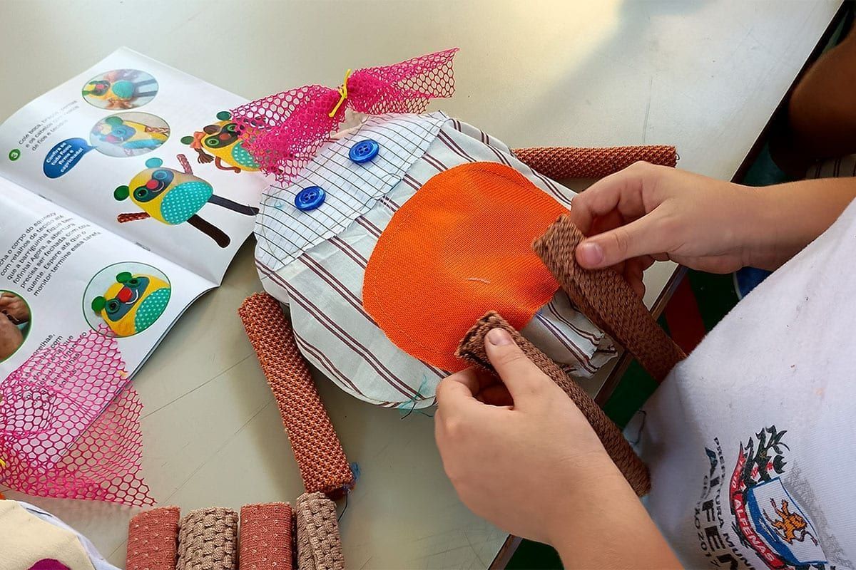 Alunos do ensino fundamental em oficina de brinquedo reciclável em MG
