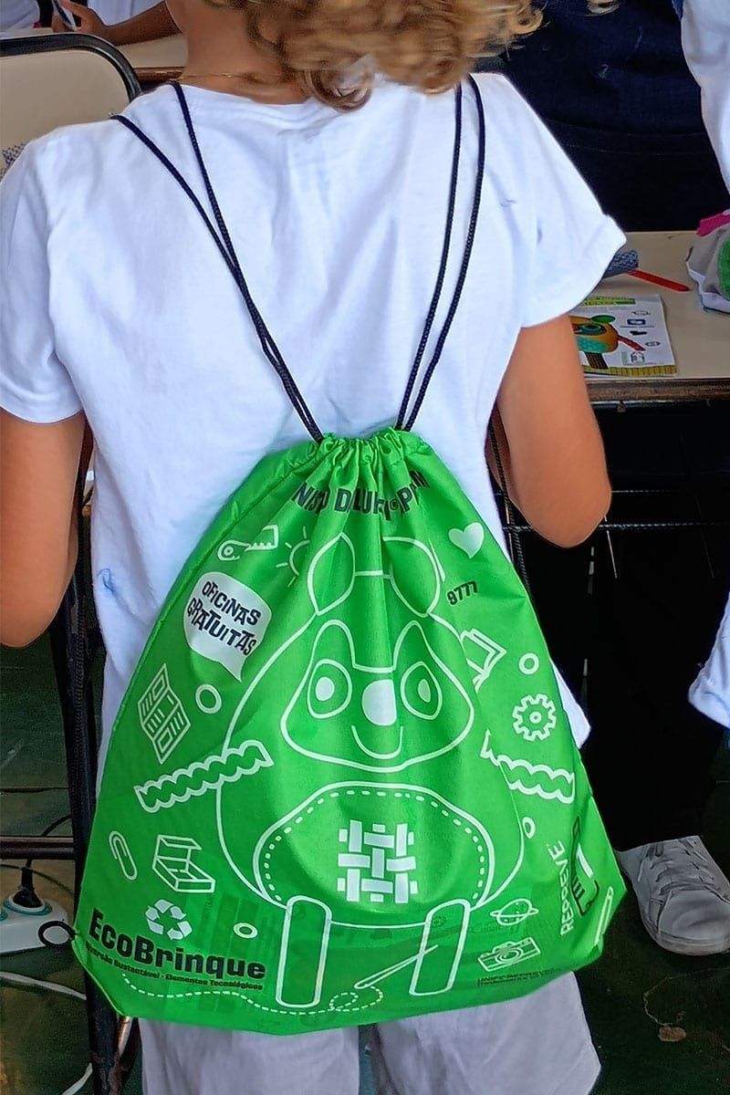 Brinquedos artesanais feitos com material reciclado pela comunidade escolar