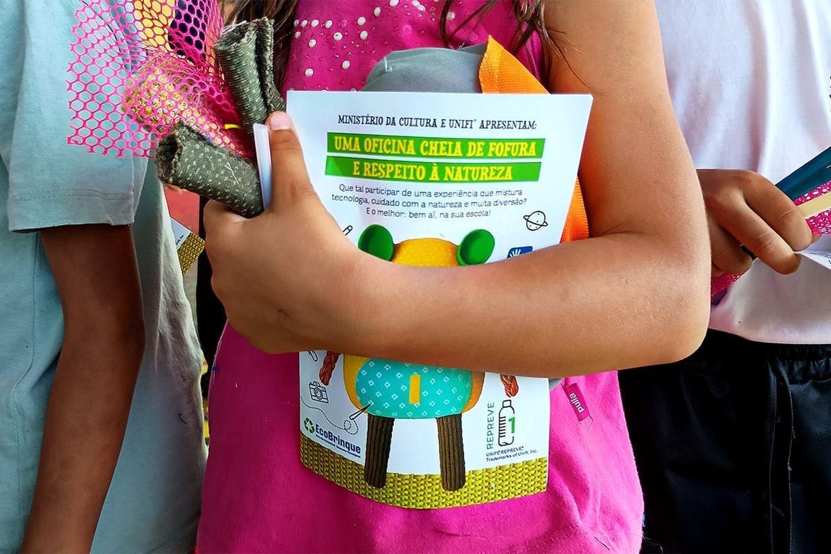 Atividade maker com tampinhas, botões e retalhos — projeto EcoBrinque