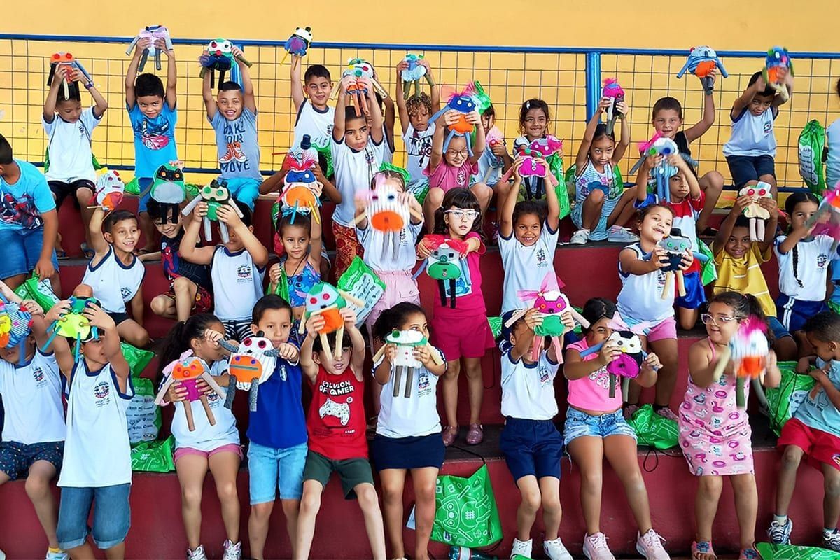 Turma participando da oficina EcoBrinque no período da manhã em Alfenas